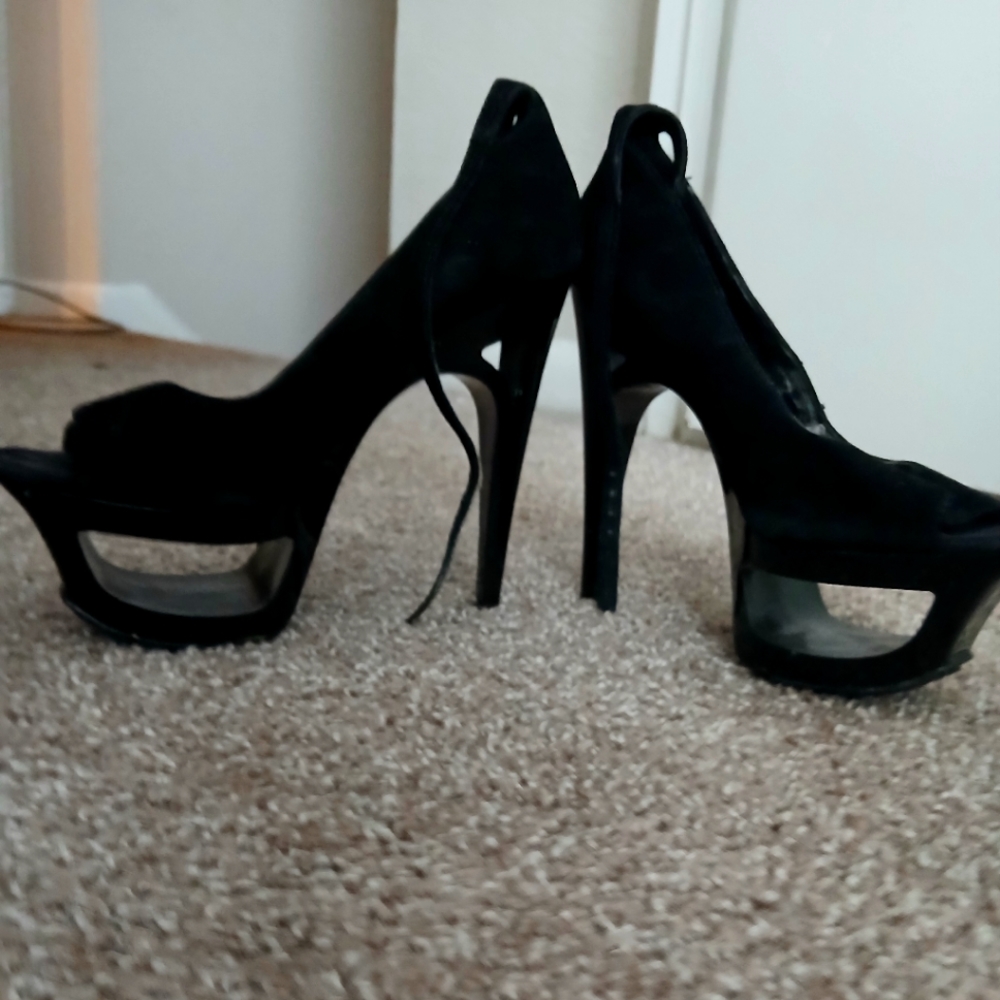 Jessica Simpson 6" black hollow heels